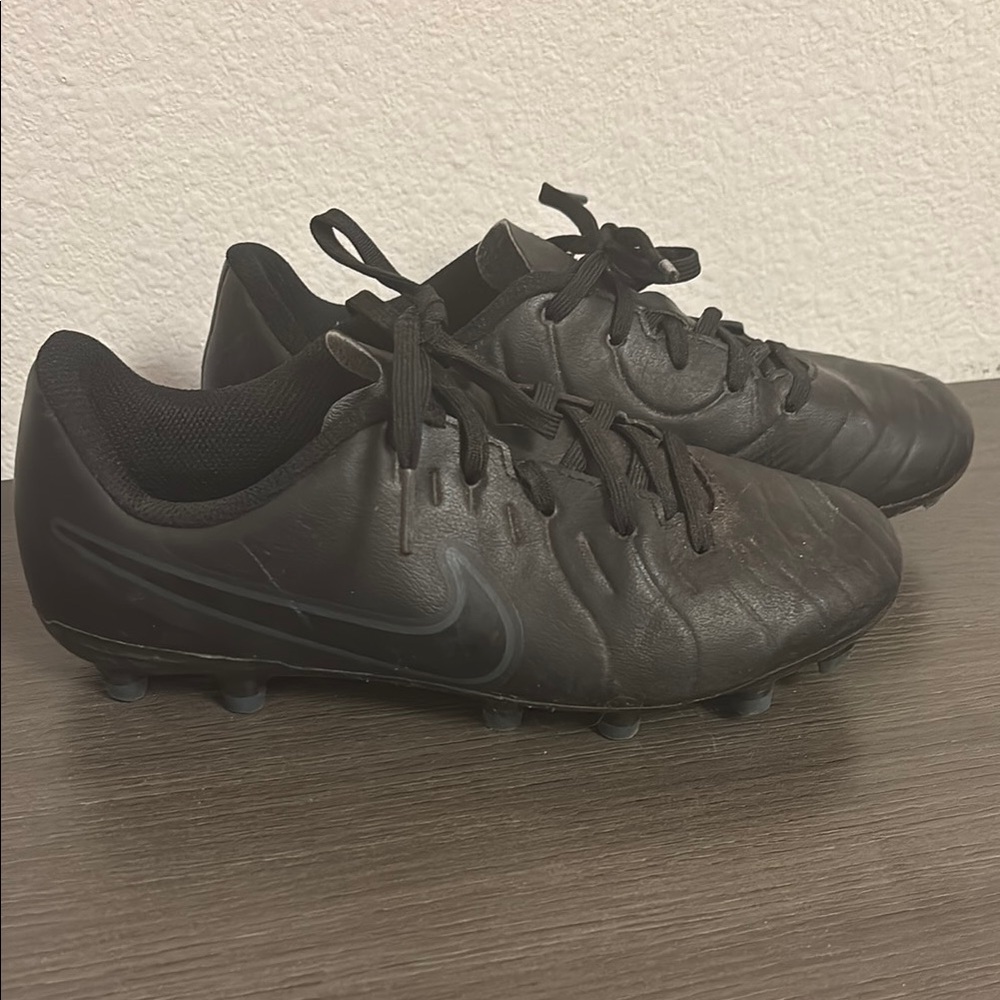 Nike Black Athletic Soccer Cleats Low-Cut Design